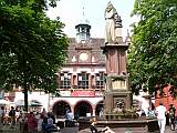 Radniční náměstí (Rathausplatz) se sochou mnicha