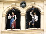Orloj v Grazu - tančící hospodyňka a hospodář
