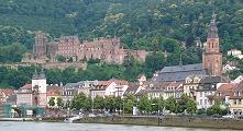 Heidelberg - věže starého mostu, zámek a chrám Heiliggeistkirche