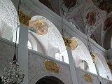 Barokní oblouky bočních stěn