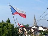 Česká vlajka - v pozadí kostnický dóm