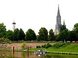 Ulm - nábřeží, vpravo věže Münsteru