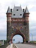 Věž na mostě Nibelungů (pohled z města)