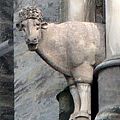 Kamenná kráva na věži