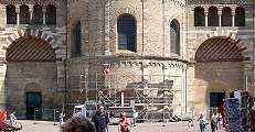 Stavba lešení u trevírského dómu