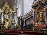 Barokní oltář a sedadla hlavního chóru